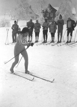 Bild: Veronika Schmidt (DDR) bei einem Skirennen in Klingenthal (?)