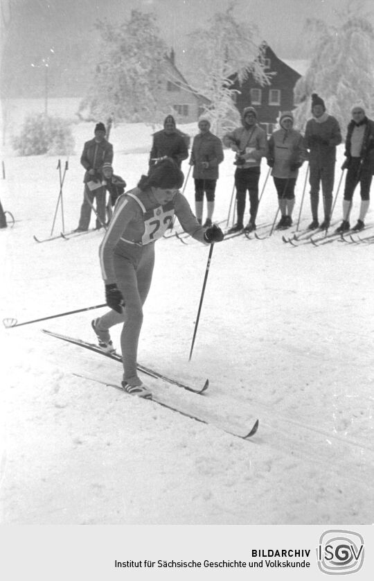 Barbara Petzold (DDR) bei einem Skirennen in Klingenthal (?)