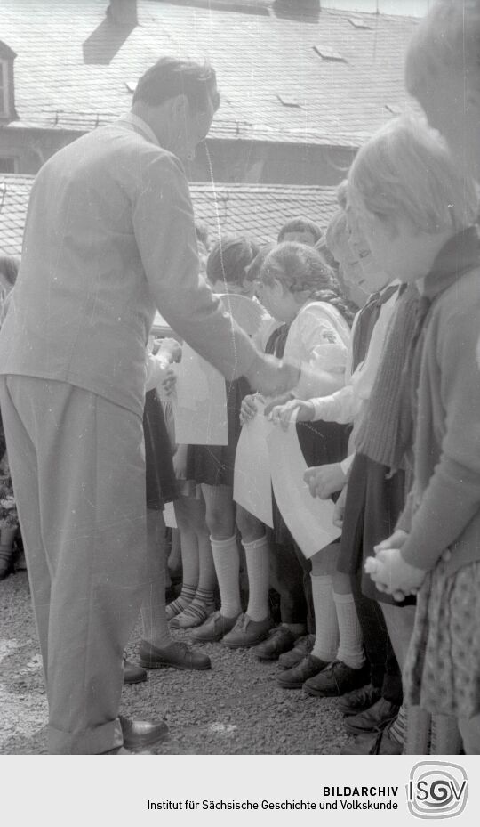Appell auf dem Hof der Schule in Bockau