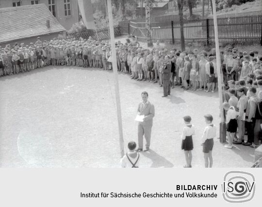 Appell auf dem Hof der Schule in Bockau