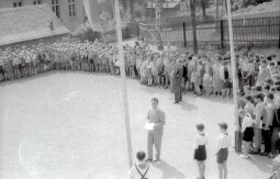 Bild: Appell auf dem Hof der Schule in Bockau