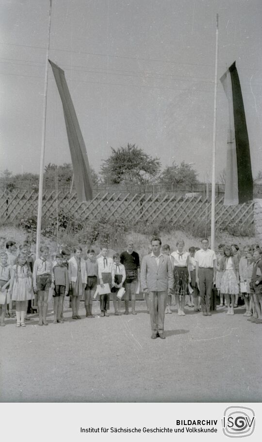 Appell auf dem Hof der Schule in Bockau