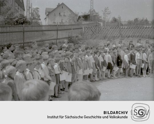 Appell auf dem Hof der Schule in Bockau