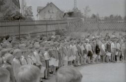 Bild: Appell auf dem Hof der Schule in Bockau