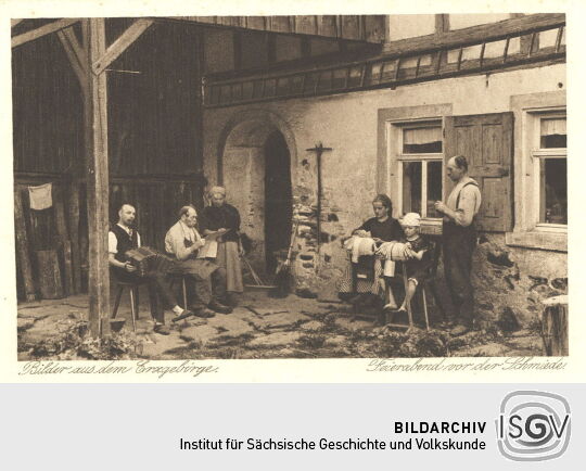 Postkarte "Feierabend vor der Schmiede, Bilder aus dem Erzgebirge"