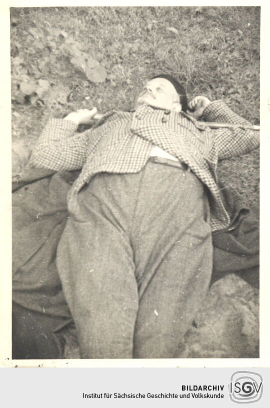 Adolf Spamer auf einer Wiese