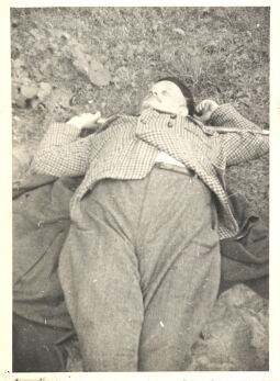 Adolf Spamer auf einer Wiese