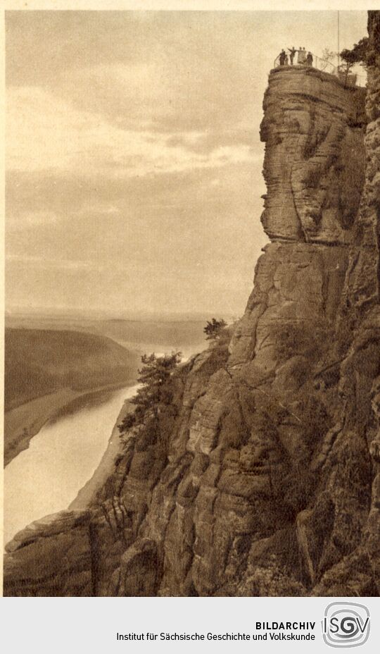 Postkarte mit einer Ansicht der Felsnadel Bastei in der Sächsichen Schweiz.