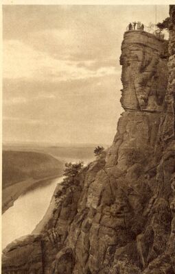 Postkarte mit einer Ansicht der Felsnadel Bastei in der Sächsichen Schweiz.