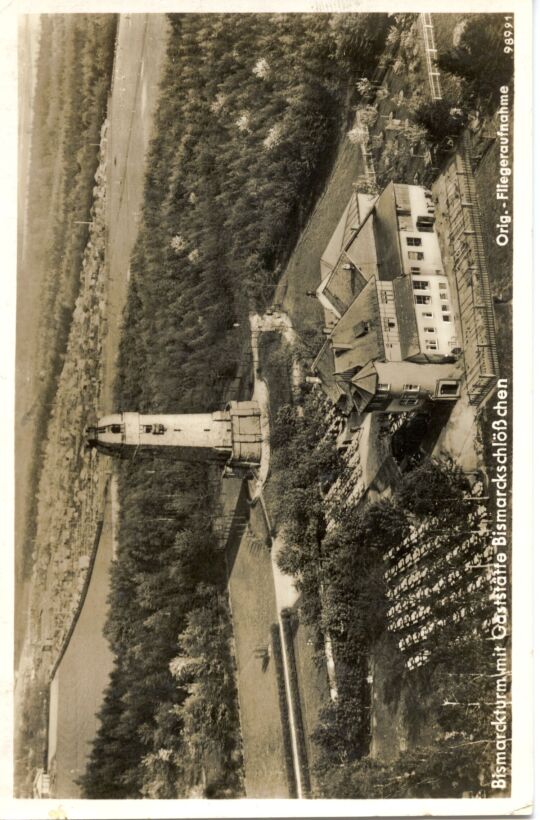 Postkarte mit Luftbildfotografie vom Bismarckturm und der Gaststätte Bismarckschlößchen in Chemnitz-Borna.