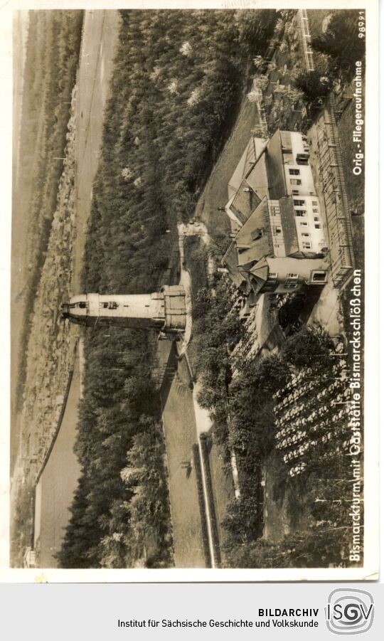 Postkarte mit Luftbildfotografie vom Bismarckturm und der Gaststätte Bismarckschlößchen in Chemnitz-Borna.