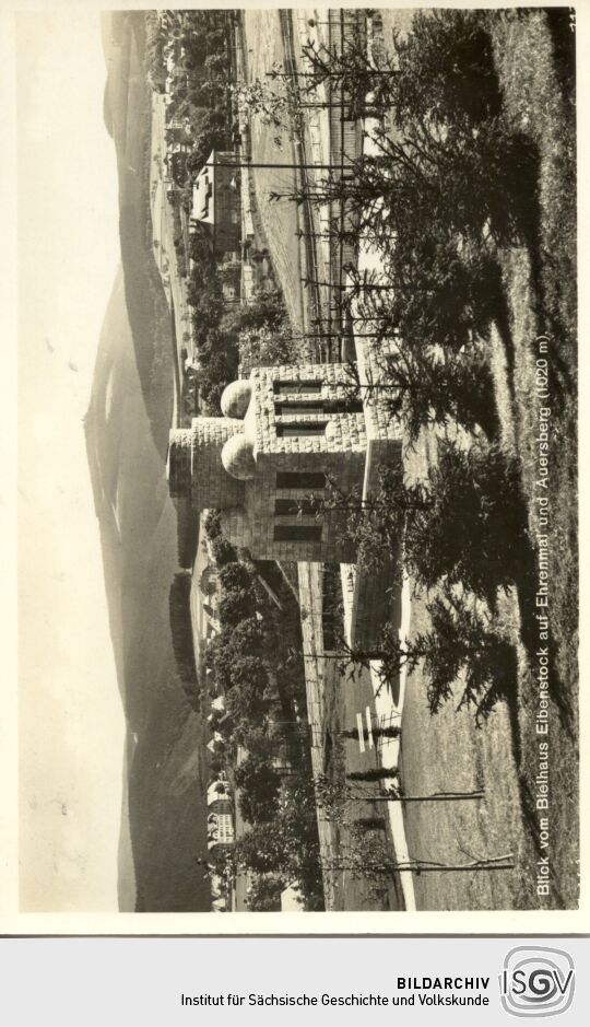 Postkarte Blick vom Bielhaus Eibenstock auf Ehrenmal und Auersberg (1020 m).