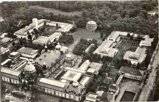Die Offizielle Postkarte Nr. 6 zeigt auf einer Luftbild-Fotografie eine Ansicht der Internationalen Hygiene-Ausstellung in Dresden 1931.