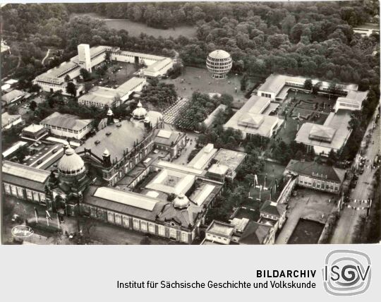 Die Offizielle Postkarte Nr. 6 zeigt auf einer Luftbild-Fotografie eine Ansicht der Internationalen Hygiene-Ausstellung in Dresden 1931.