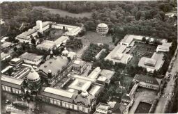 Die Offizielle Postkarte Nr. 6 zeigt auf einer Luftbild-Fotografie eine Ansicht der Internationalen Hygiene-Ausstellung in Dresden 1931.