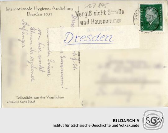 Die Offizielle Postkarte Nr. 6 zeigt auf einer Luftbild-Fotografie eine Ansicht der Internationalen Hygiene-Ausstellung in Dresden 1931.