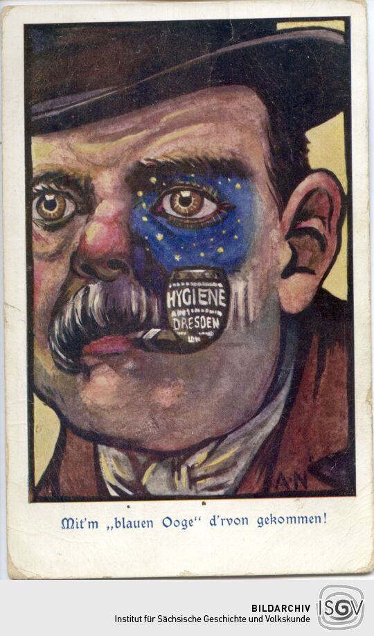 Die Postkarte Mit´m blauen Ooge d´rvon gekommen zeigt auf einer kolorierten Grafik das Gesicht eines Mannes mit einem blauen Auge. Eine Tabakspfeife trägt die Worte Hygiene Dresden.