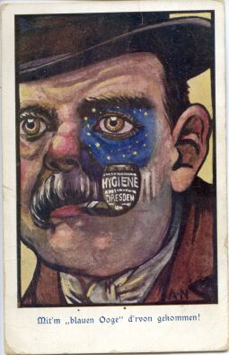 Die Postkarte Mit´m blauen Ooge d´rvon gekommen zeigt auf einer kolorierten Grafik das Gesicht eines Mannes mit einem blauen Auge. Eine Tabakspfeife trägt die Worte Hygiene Dresden.
