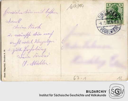 Die Postkarte Mit´m blauen Ooge d´rvon gekommen zeigt auf einer kolorierten Grafik das Gesicht eines Mannes mit einem blauen Auge. Eine Tabakspfeife trägt die Worte Hygiene Dresden.