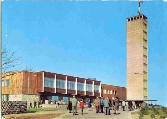 Postkarte Oberwiesenthal (Kreis Annaberg), Staatlich anerkannter Erholungsort, HO-Gaststätte Fichtelberghaus mit Aussichtsturm (1214 m).
