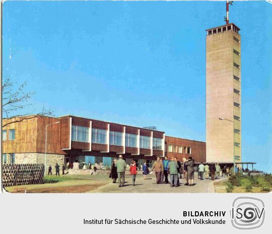 Postkarte Oberwiesenthal (Kreis Annaberg), Staatlich anerkannter Erholungsort, HO-Gaststätte Fichtelberghaus mit Aussichtsturm (1214 m).