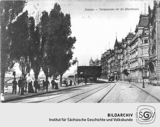 Dresden - Terrassenufer mit der Albertbrücke