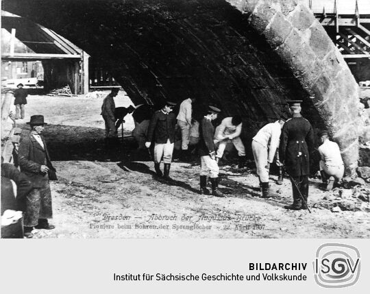 Dresden. Abbruch der Augustusbrücke.