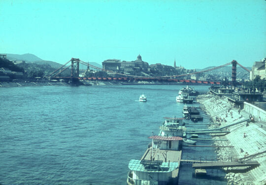 Budapest mit Donau und Schiffsanlegestellen