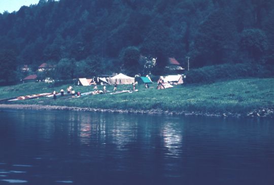 Zelte und Boote auf einer Wiese neben der Elbe