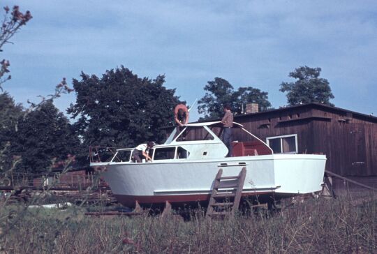 Drei Personen beim Bootsbau 1966-1969