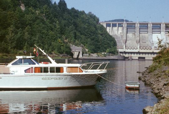 Sportboot 'eldorado II' vor der Talsperre Slapy