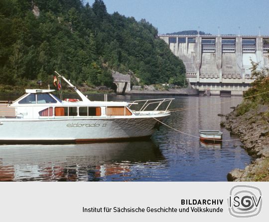 Sportboot 'eldorado II' vor der Talsperre Slapy