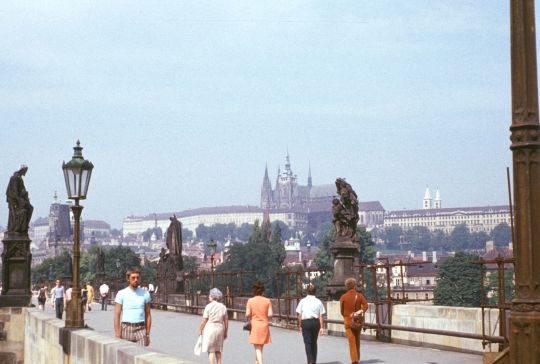 Blick über die Karlsbrücke in Prag zum Hradschin