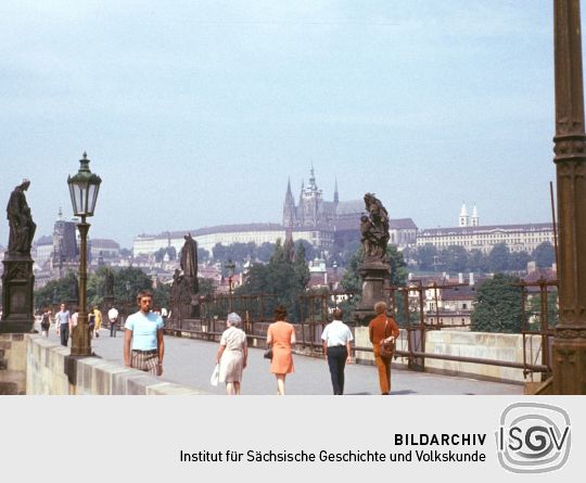 Blick über die Karlsbrücke in Prag zum Hradschin