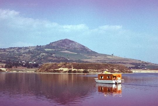 Freizeitboot auf dem Baggersee in Píšťany