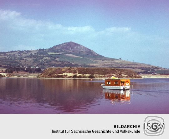 Freizeitboot auf dem Baggersee in Píšťany