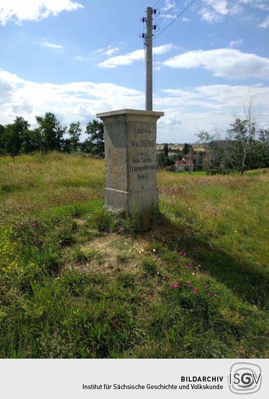 Vermessungssäule der Königlich Sächsischen Triangulierung von 1865 auf dem Wachberg in Leipzig-Rückmarsdorf