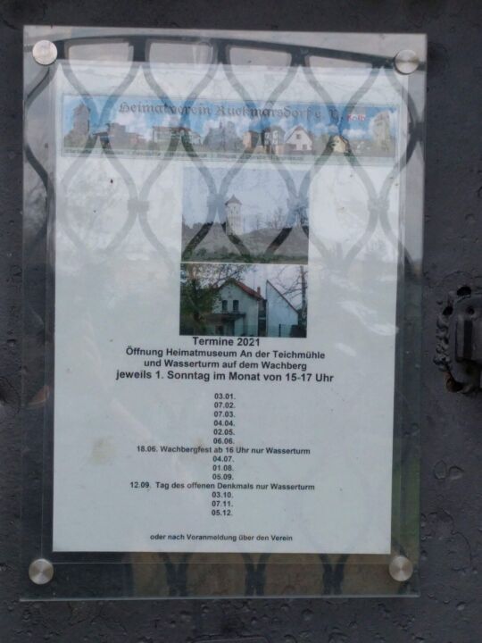Infoblatt an der Eingangstür zum ehemaligen Wasserturm auf dem Wachberg in Leipzig-Rückmarsdorf