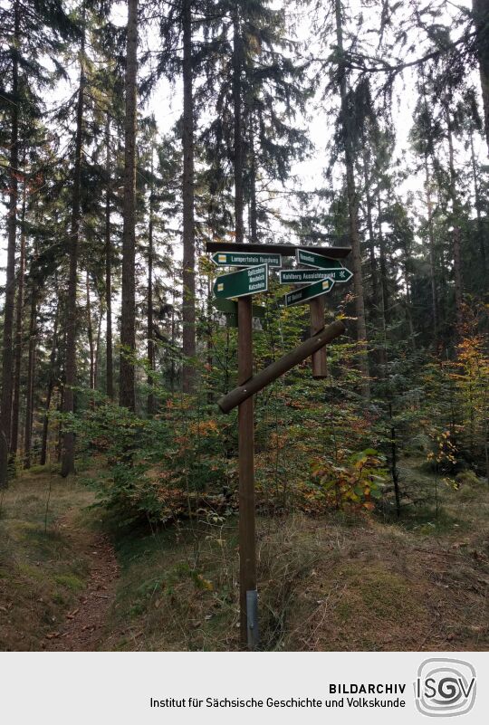 Wegweiser am Rundweg auf dem Lampertstein