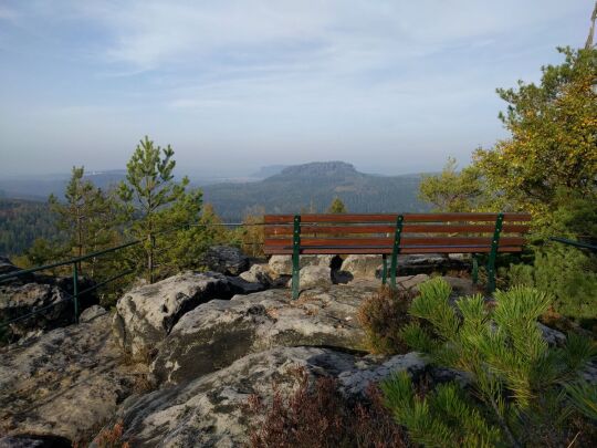 Die Aussicht auf dem Lampertstein in Richtung Königstein, Lilienstein und Pfaffenstein