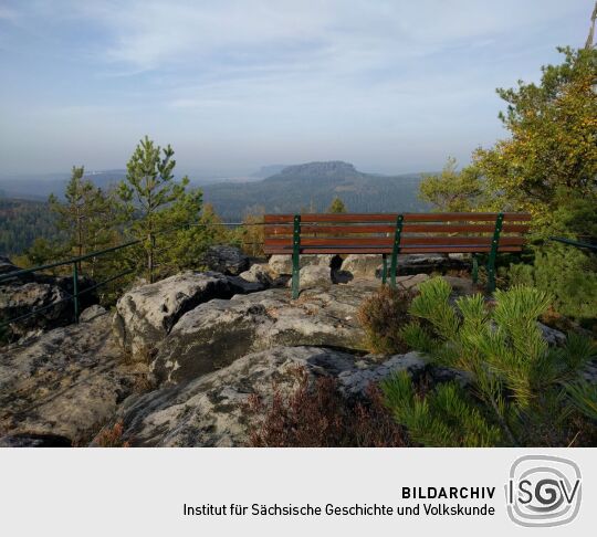 Die Aussicht auf dem Lampertstein in Richtung Königstein, Lilienstein und Pfaffenstein