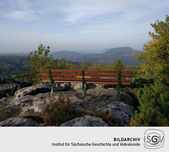 Die Aussicht auf dem Lampertstein in Richtung Königstein, Lilienstein und Pfaffenstein