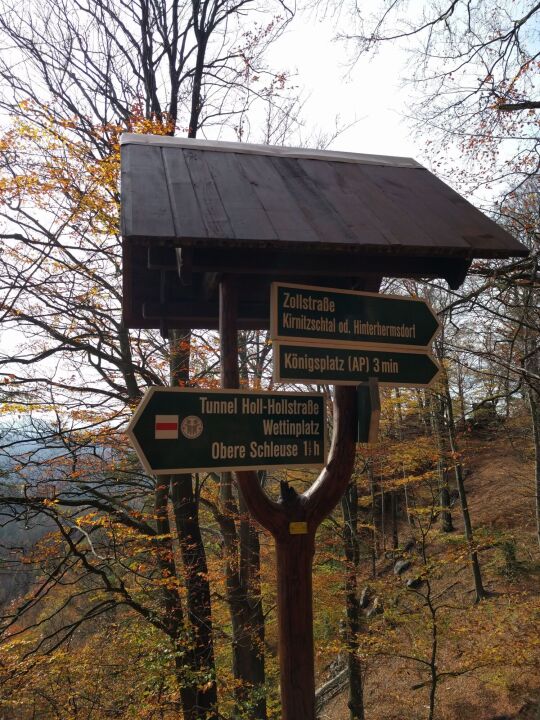 Wegweiser zum Aussichtspunkt Königsplatz im Nationalpark Sächsische Schweiz