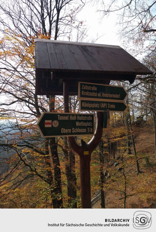 Wegweiser zum Aussichtspunkt Königsplatz im Nationalpark Sächsische Schweiz