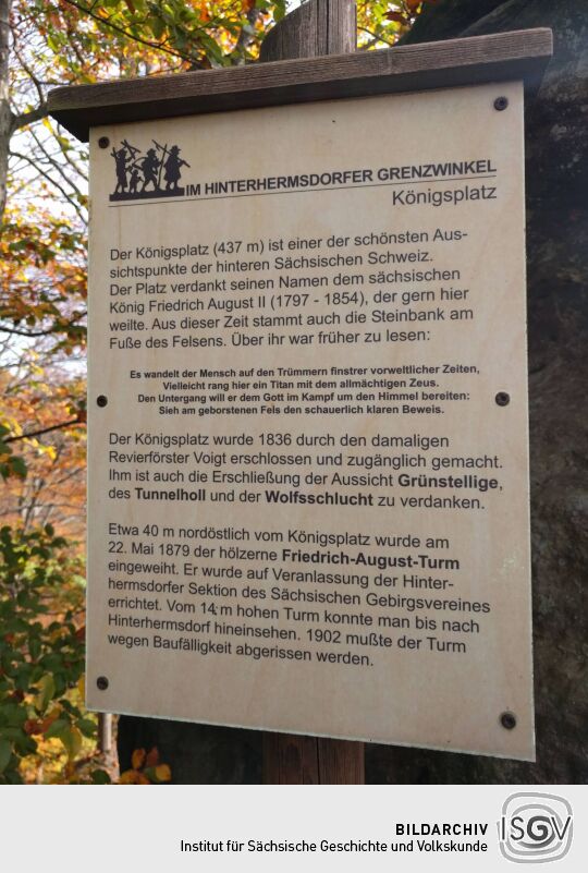 Informationstafel zur Geschichte des Aussichtspunktes Königsplatz im Nationalpark Sächsische Schweiz