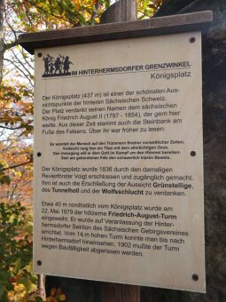 Informationstafel zur Geschichte des Aussichtspunktes Königsplatz im Nationalpark Sächsische Schweiz