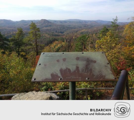 Panorama-Tafel in Richtung Hinterhermsdorf auf dem  Königsplatz im Nationalpark Sächsische Schweiz