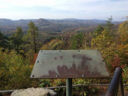 Panorama-Tafel in Richtung Hinterhermsdorf auf dem  Königsplatz im Nationalpark Sächsische Schweiz