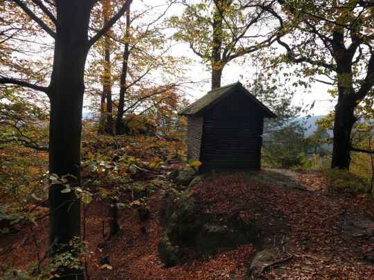 Schutzhütte am Aussichtspunkt Königsplatz im Nationalpark Sächsische Schweiz