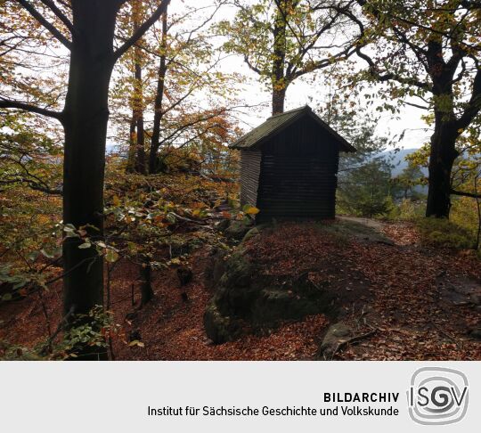 Schutzhütte am Aussichtspunkt Königsplatz im Nationalpark Sächsische Schweiz